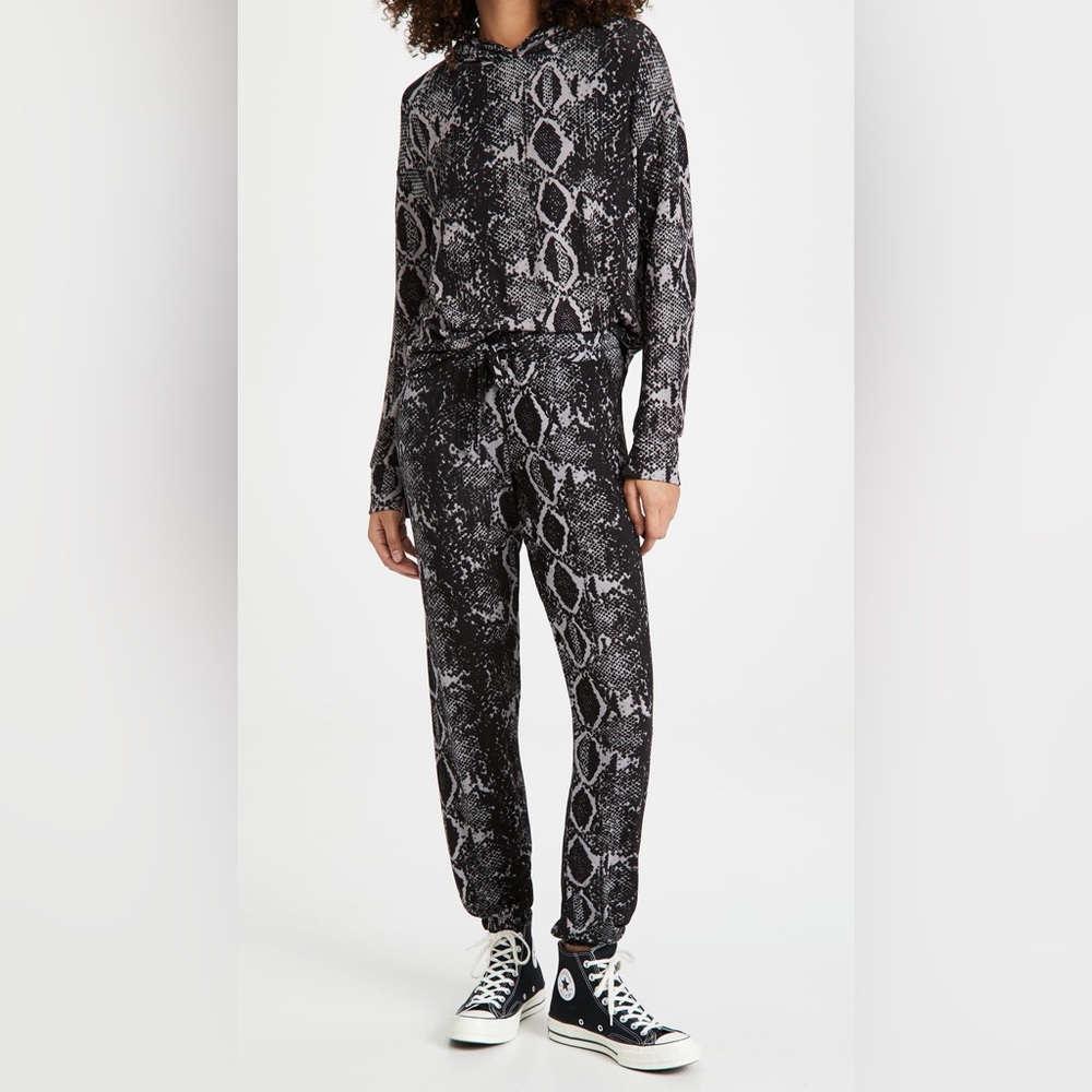 LNA long sleeve hooded top size medium-part of a set !